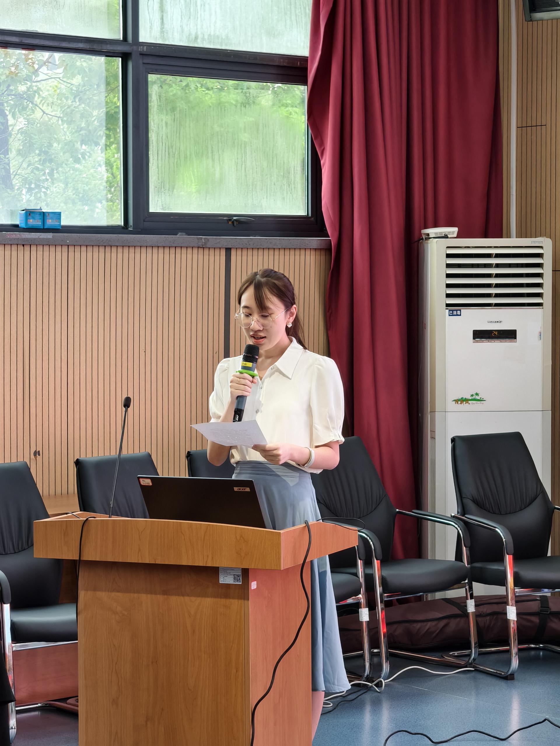 教师节的系列活动在欢快和谐的氛围中接连展开,如清泉般涤去老师们